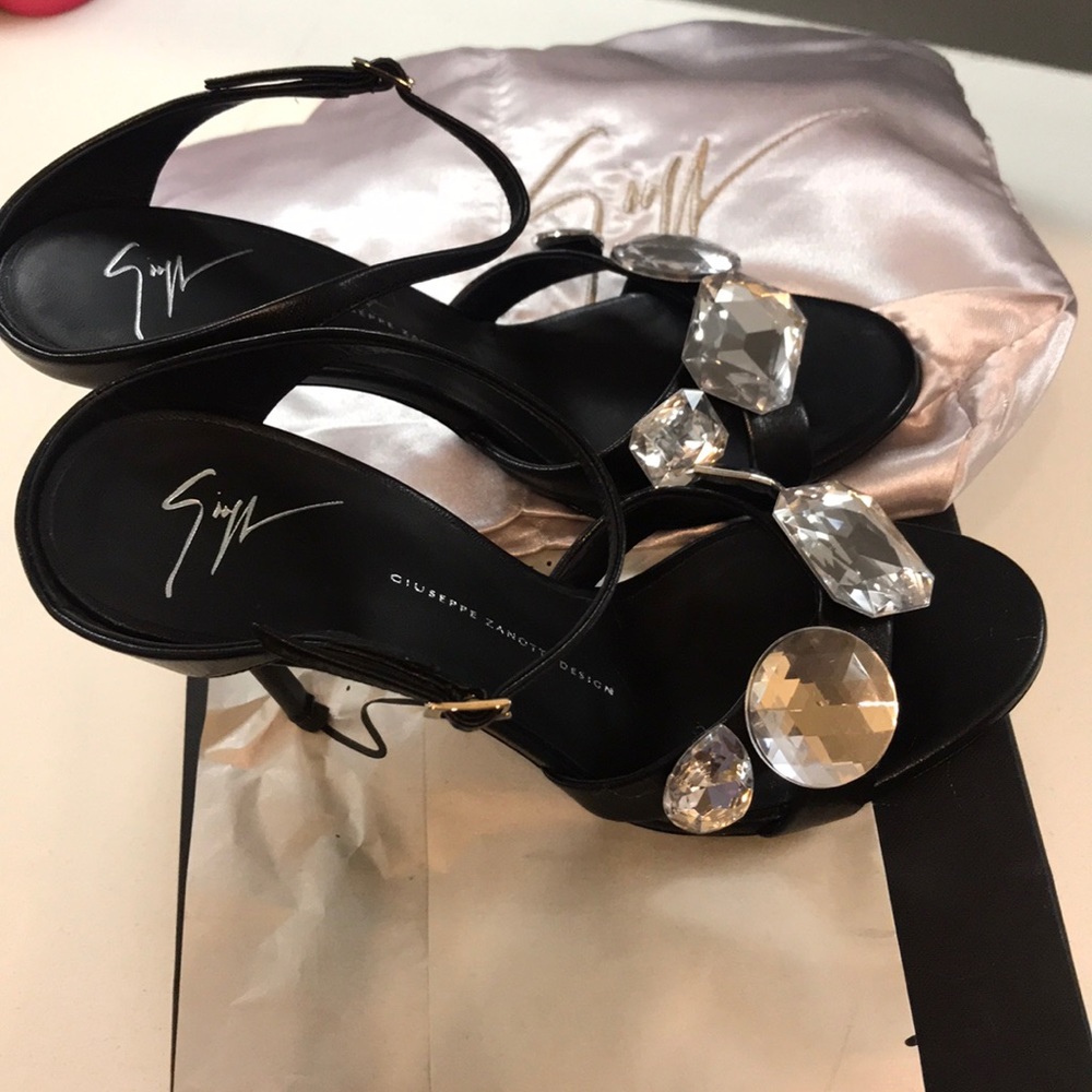 👡 Sandal. Comes with dust bag and box